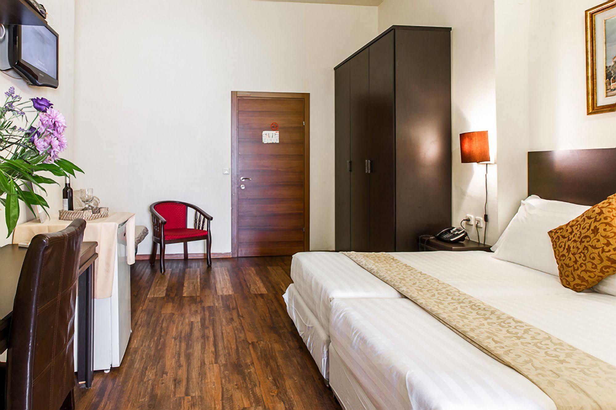 A Little House In Rechavia Hotel Jerusalem Exterior photo